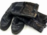 une paire de bottes noires posées l'une sur l'autre