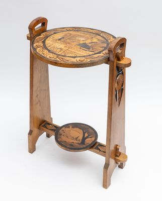 une petite table en bois sur laquelle est posée une assiette