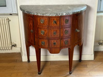une table avec un plateau en marbre et des tiroirs, dans une pièce