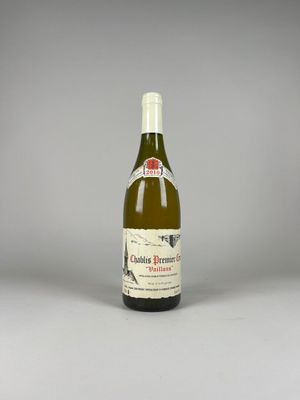 La bouteille de vin est posée sur la table, sur une surface grise.