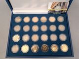 une image représentant une boîte bleue contenant un ensemble de pièces d'or