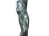 statue d'une femme tenant une fleur dans ses mains