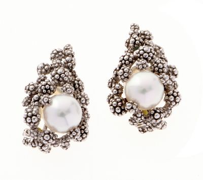 une image d'une paire de boucles d'oreilles en perles et diamants