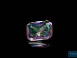 des tourmalines roses et vertes sur fond noir