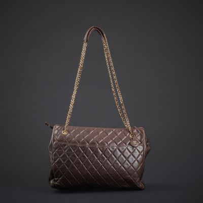 CHANEL. Grand sac à main « shopping » en cuir lisse brun cho…