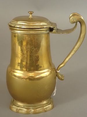 une cafetière ancienne en laiton avec un couvercle, sur fond blanc