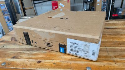 une boîte posée sur une table en bois