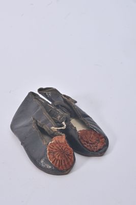 une paire de chaussures posée sur une surface blanche