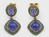 une paire de boucles d'oreilles en tanzanite et émeraude
