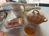beaucoup d'assiettes et de tasses posées sur une table