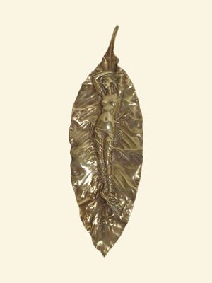 une feuille d'or sur laquelle est représentée une femme