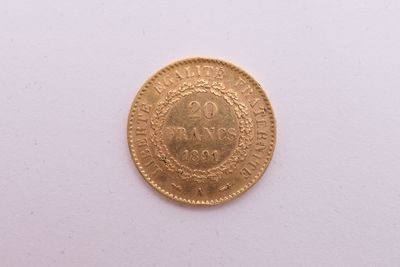 gros plan d'une pièce d'or sur une surface blanche