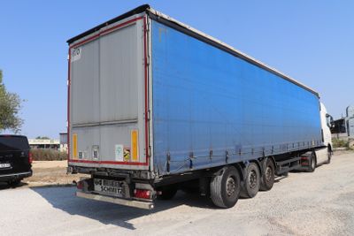 un camion garé sur le côté de la route
