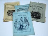 trois livres sont posés sur une table recouverte d'une nappe blanche