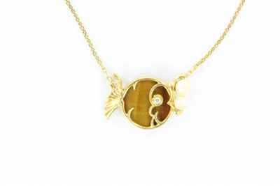 un collier plaqué or avec un pendentif en forme de poisson doré et une chaîne dorée
