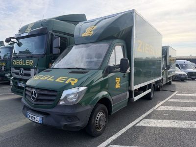 de nombreux camions garés sur un parking