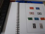un livre orné de timbres, posé sur un bureau