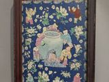 tableau représentant un vase bleu orné de fleurs et d'oiseaux sur fond bleu
