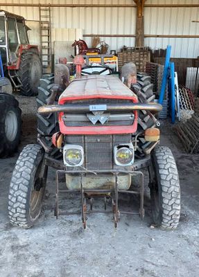 un tracteur garé dans un garage