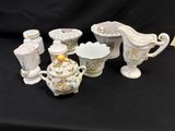 de nombreux types de vases et de récipients sur fond noir