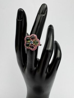 une image représentant la main d'une femme avec une bague au doigt
