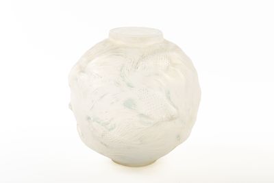un vase blanc posé sur une surface blanche