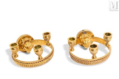 paire de bougeoirs plaqués or à têtes de lion