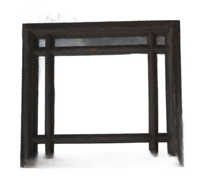 une table noire avec un plateau en verre sur fond blanc