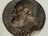 une image représentant une médaille sur laquelle figure le visage d'un homme