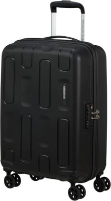 un gros plan d'une valise noire à roulettes sur fond blanc