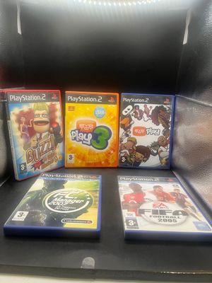 Plusieurs jeux vidéo sont posés sur une étagère dans une pièce