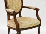 une image d'une chaise en bois avec un revêtement beige, revêtement beige, revêtement beige, revêtement beige, revêtement beige, revêtement beige, revêtement beige, revêtement beige, revêtement beige