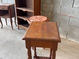 une petite table sur laquelle est posé un bol dans une pièce