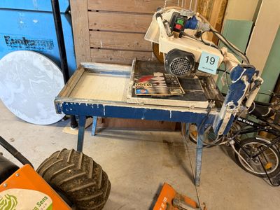 une petite table sur laquelle est posée une scie, dans un garage