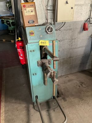 une machine bleue qui se trouve dans un garage