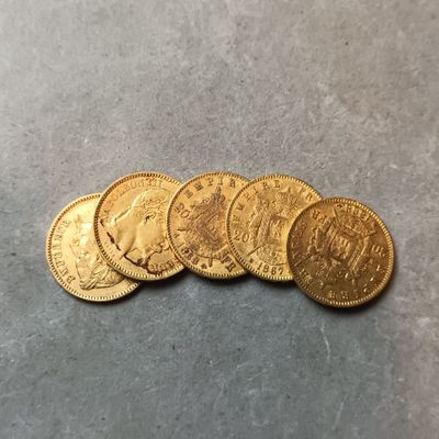 une pile de pièces d'or posée sur une table
