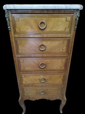 Un chiffonnier en bois de placage ouvrant à cinq tiroirs.