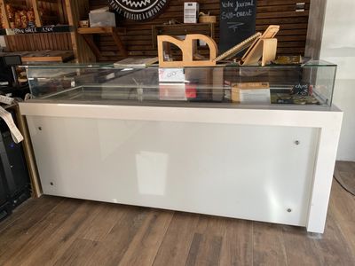 une vitrine en verre au milieu d'une pièce