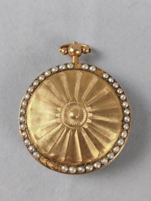 MONTRE de dame ou de col savonnette en or jaune, entourée de…