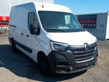 la photo d'une camionnette blanche garée devant un bâtiment