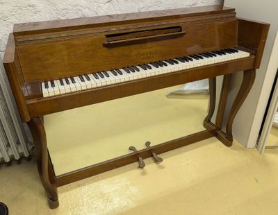 un piano dans un coin de la pièce, près d'un radiateur