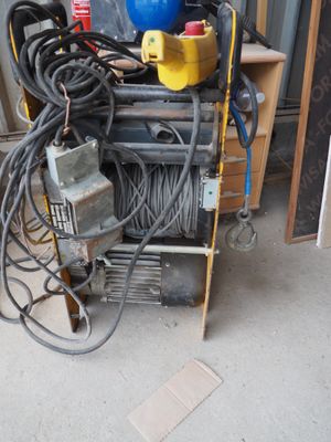 un tas d'appareils électriques entassés dans un garage