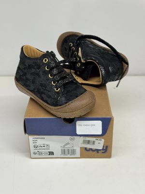 une paire de chaussures qui se trouve sur le dessus d'une boîte