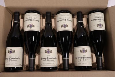 six bouteilles de vin dans un carton sur une table