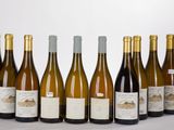 six bouteilles de vin sont alignées sur une table
