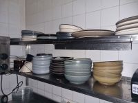 Lot de vaisselle, consommables, batterie de cuisine et bacs … (photo 3)