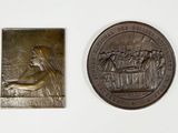 une médaille de bronze et une médaille de bronze sur un fond blanc
