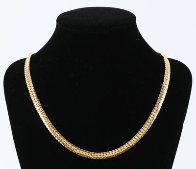 un collier à chaîne en or sur un mannequin mannequin mannequin mannequin mannequin mannequin mannequin mannequin mannequin mannequin