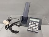 une calculatrice et un téléphone posés sur une table