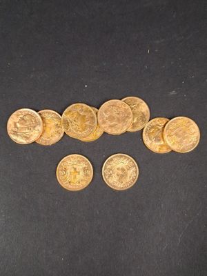 quelques pièces d'or sont disposées sur une surface noire